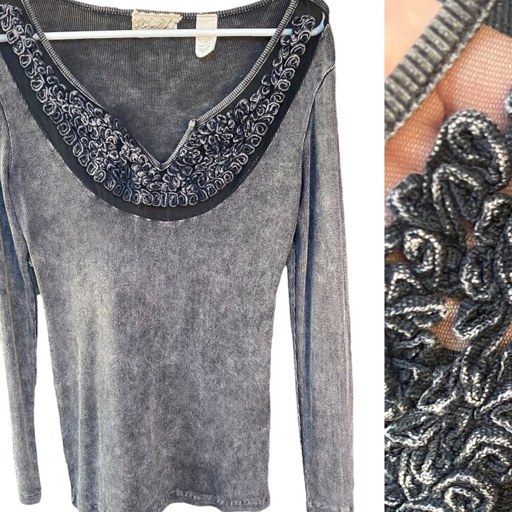 Gimmicks By BKE Buckle in Gray Black Ribbed sheer wonderful Condition Size M